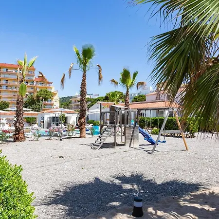 Дом отдыха Beachfront Village *