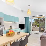 בית נופש Beachfront Village *